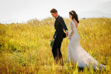 【撮影レポート】大草原の中に二人きり！フォトウェディングの街Busanならではの特別なお写真♡(Studio Le Vent)