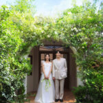 ガーデン　フォトウェディング　新郎新婦が並んだ写真