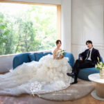 釜山　韓国フォトウェディング　スタジオ撮影　大きい窓から自然光が差し込む一枚