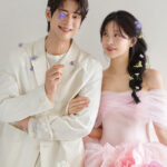 白いスーツ　ピンクドレス　新郎新婦