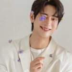 右目を花で隠した新郎の写真