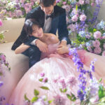 ラベンダー　新郎新婦　椅子に座った写真