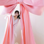 リボンから顔を覗かせる新婦