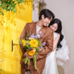 黄色ドア　ブーケ　新郎新婦　