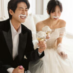 アイスを食べる新郎新婦