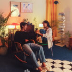 椅子に座った新郎新婦　部屋