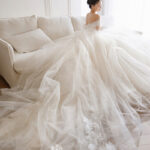 白いソファーに座った新婦　