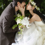 新郎新婦　花冠　キスシーン