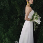 グリーン背景　オフショルダー　ブーケ