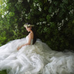 ガーデンに座った花冠を被ったウェディング写真