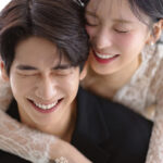 バックハグする新郎新婦