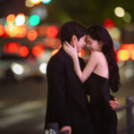 夜のライトアップされた道路で抱き合う新郎新婦