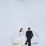 ソファに座った新郎新婦