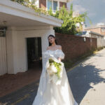 スタジオ前のドーロで新婦ソロ写真