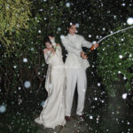 シャンパンを開ける　新郎新婦　