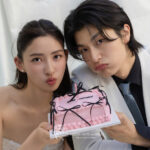 ケーキを持った新郎新婦