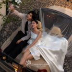 オープンカーに乗った新郎新婦のウェディング写真