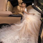 オープンカーに乗った新婦のソロ写真